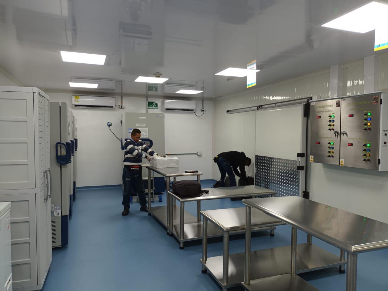 Técnico instalando un equipo de aire acondicionado